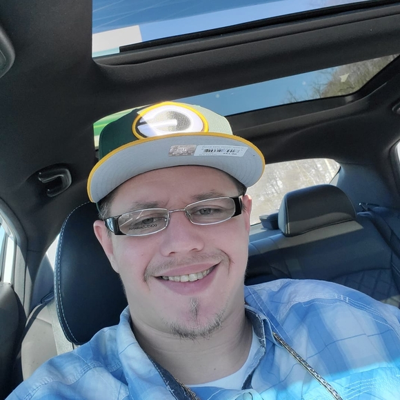 Profile Picture of Bd Roalson (@bdroalson) on Poshmark