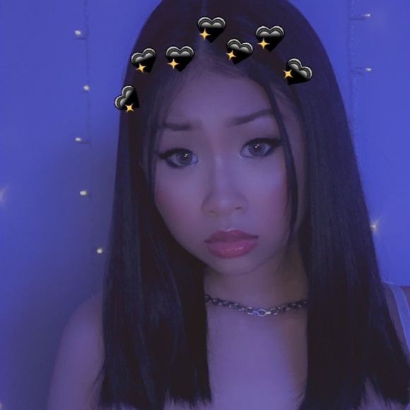 Profile Picture of Alanna Chow (@alannachow) on Poshmark