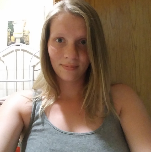 Profile Picture of Samantha Shultis (@s_shultis) on Poshmark