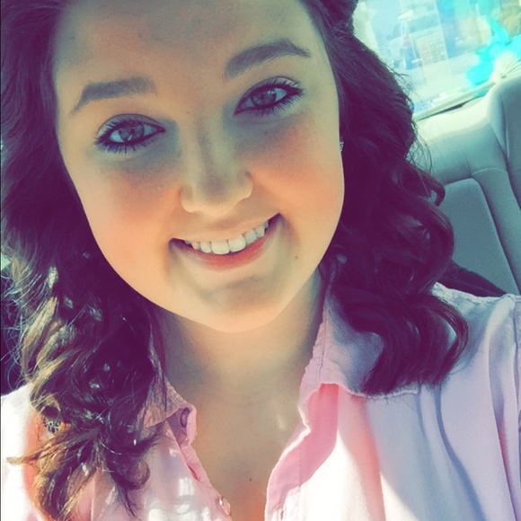 Profile Picture of Brianna Dowdy (@dowdy_bri) on Poshmark