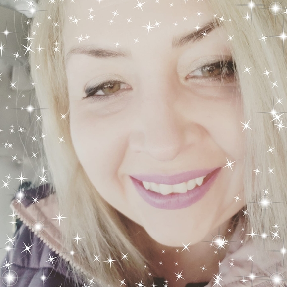 Profile Picture of Julia Laura (@laura_kosas) on Poshmark