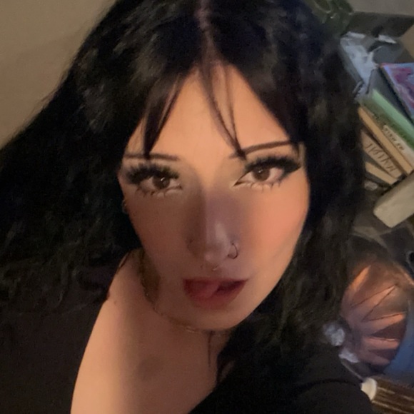 Profile Picture of Mia Echard (@miaechard) on Poshmark