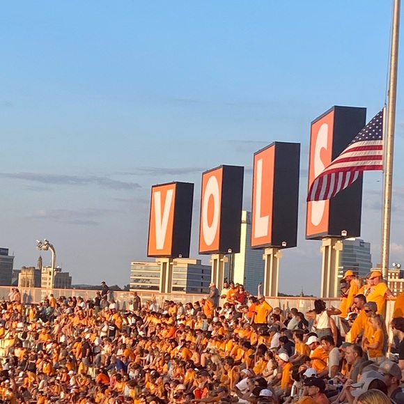 Profile Picture of Leslie Karbonit (@sitaravlk03) on Poshmark