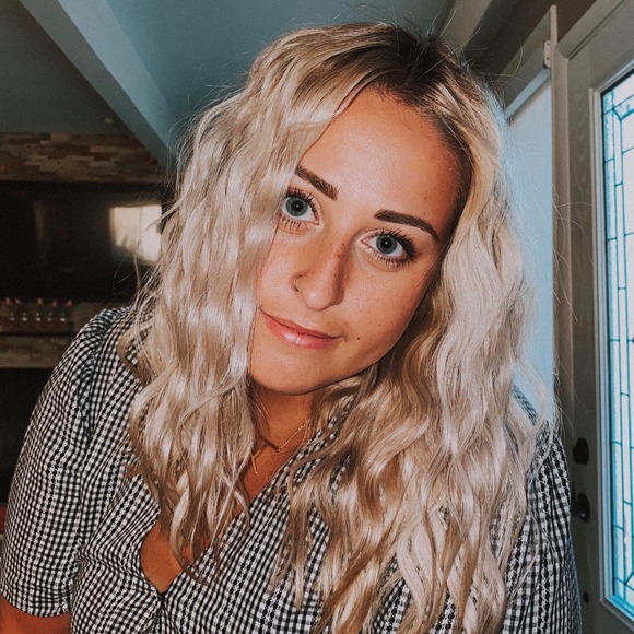 Profile Picture of Allie Svachula (@asvachula) on Poshmark