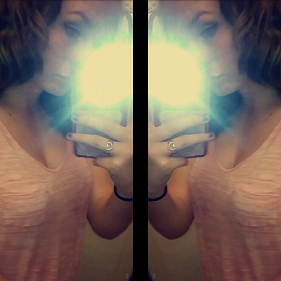 Profile Picture of Haylie Bellarose (@bbellarosee123) on Poshmark