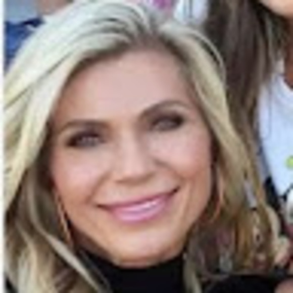 Kara Hillstead - Poshmark Profile Picture of Kara Hillstead (@karahillstead) on Poshmark