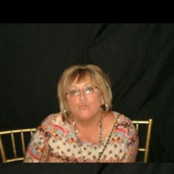 Profile Picture of Kim Vailes (@kimvailes) on Poshmark