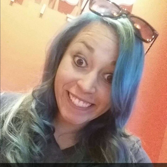 Profile Picture of Danielle Vialpando (@daniv44) on Poshmark