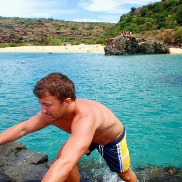 Profile Picture of Robert Bird (@robertbird) on Poshmark