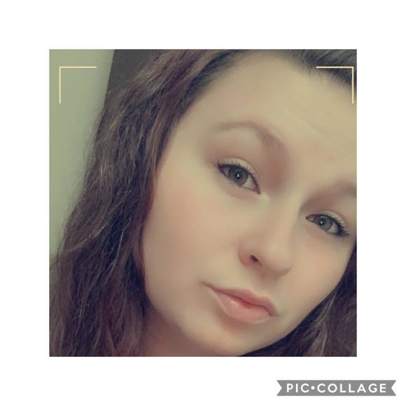 Profile Picture of Angel Helbig (@angelhelbig) on Poshmark