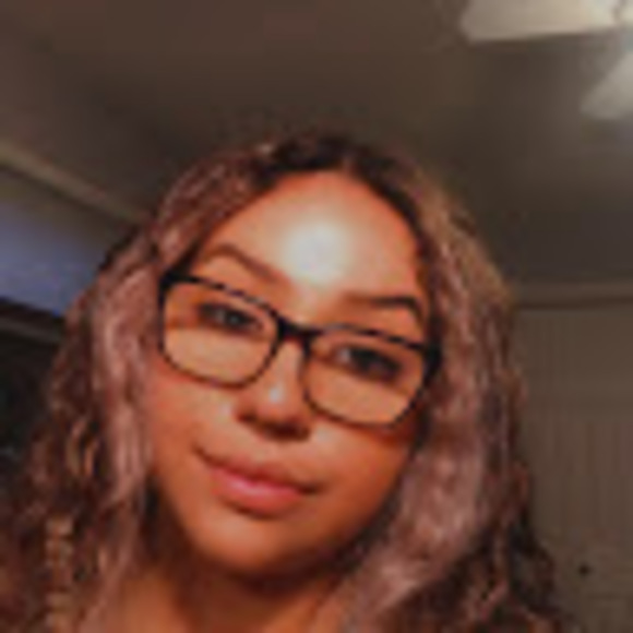 Profile Picture of Aileen Velasquez (@aileenvelasq196) on Poshmark