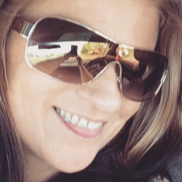 Profile Picture of Christina Reno (@94ytb5) on Poshmark