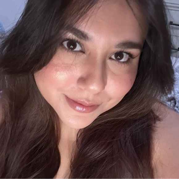 Profile Picture of Fernanda Alitzelt (@alitzeltf) on Poshmark