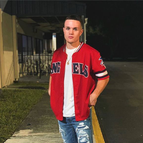 Profile Picture of Austin Linsley (@alinsley99) on Poshmark