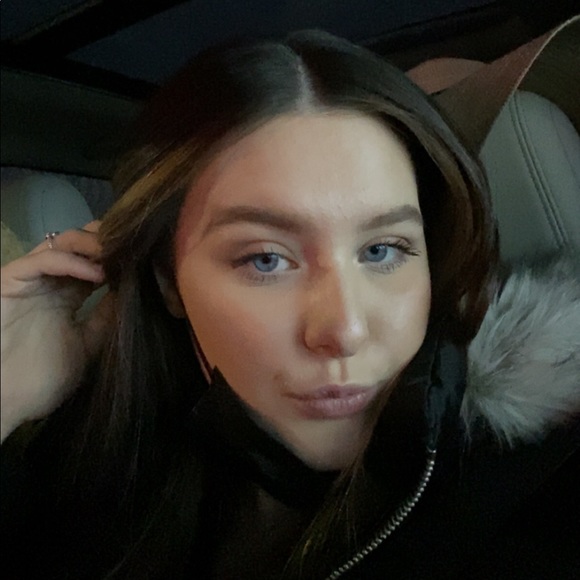 Profile Picture of Juliana Ward (@julianaward640) on Poshmark