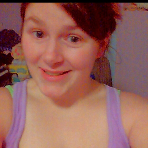 Profile Picture of Amanda Devine (@amandarue19) on Poshmark