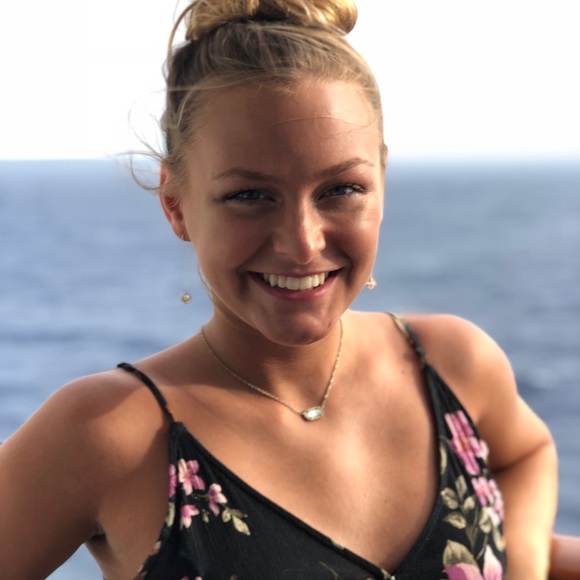 Profile Picture of Vicky Marshall (@frank1234567890) on Poshmark