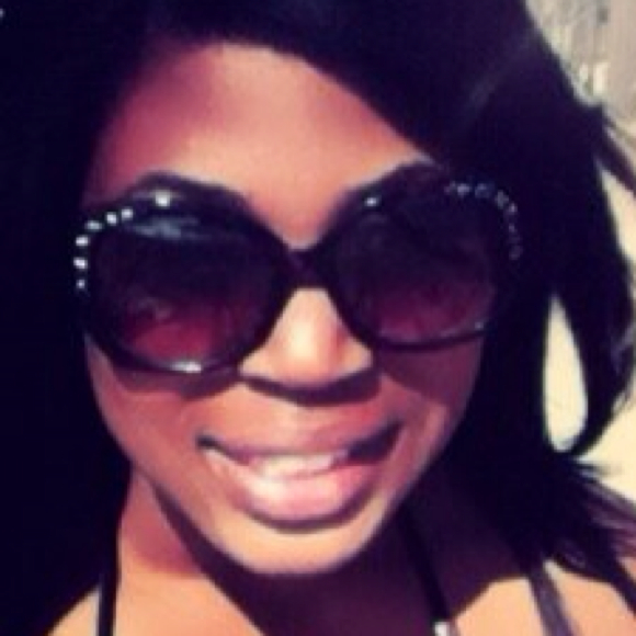 Profile Picture of Alicia Patton (@fashionistaxx) on Poshmark