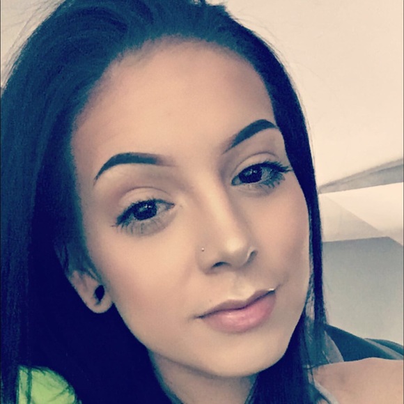 Profile Picture of Amilia Lueras (@alueras) on Poshmark