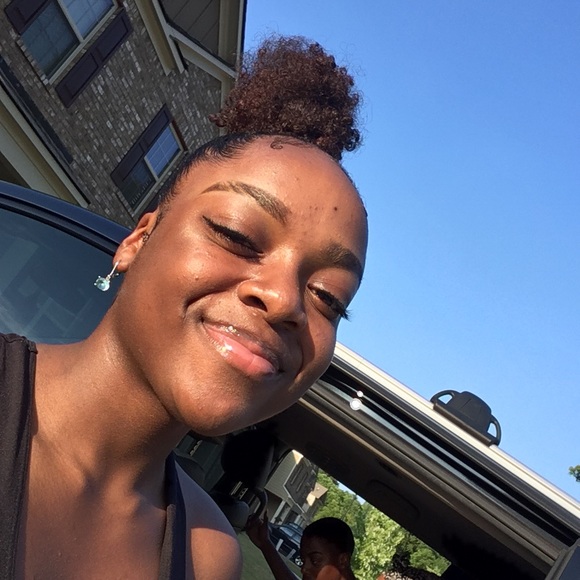 Profile Picture of Amaris Moore (@amarislove120) on Poshmark