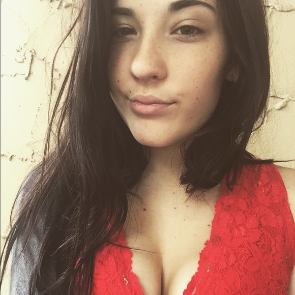 Profile Picture of Mariana Marsallas (@marianaeliz) on Poshmark