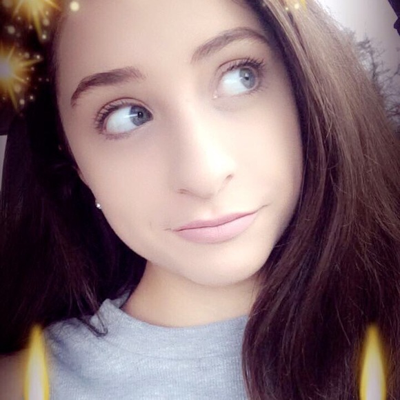 Profile Picture of Isabella Guggino (@isabellarg) on Poshmark