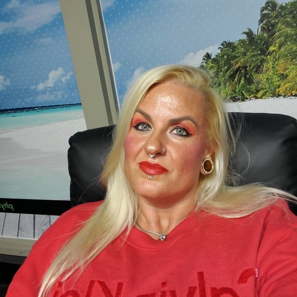 Profile Picture of Tracy Mize (@shredbunnie) on Poshmark