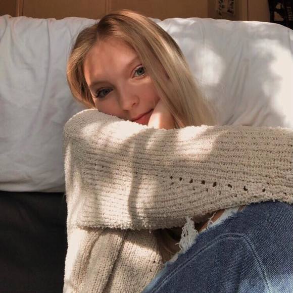 Profile Picture of Jillian Hooper (@jillyhoop) on Poshmark