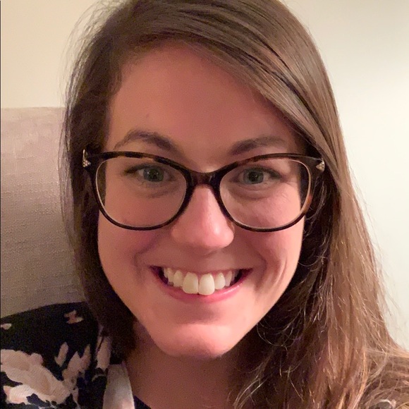 Profile Picture of Anna Geisler (@annacg123) on Poshmark