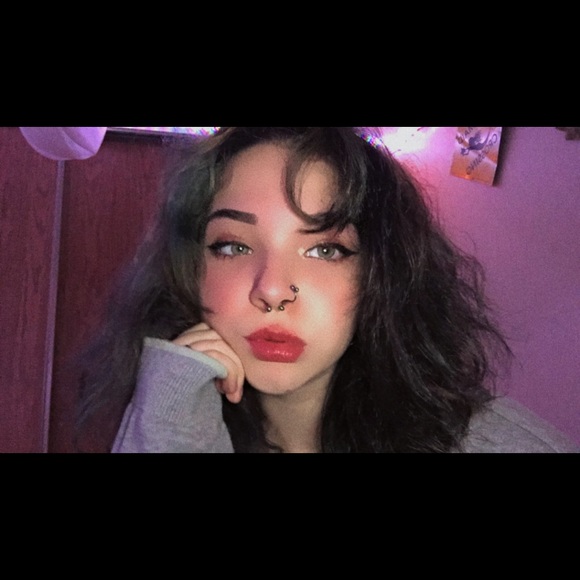 Profile Picture of Samantha Forsyth (@samanthafors269) on Poshmark