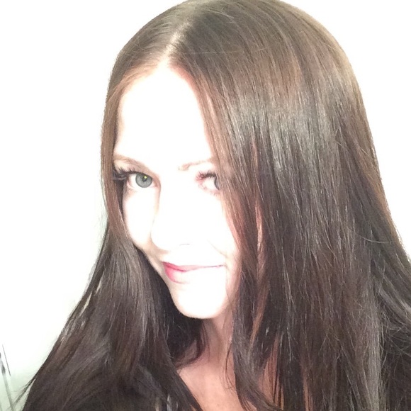 Profile Picture of Mandy Lloyd (@mandylloyd) on Poshmark