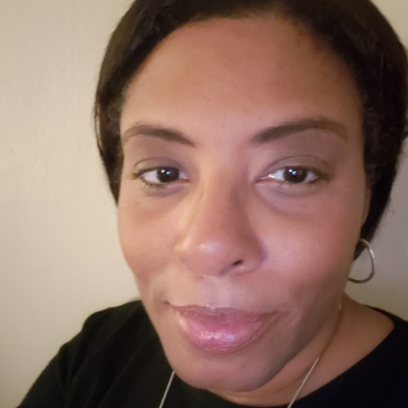 Profile Picture of Elke Alexander (@edawn1225) on Poshmark