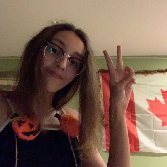 Profile Picture of Skyelyn Dagenais (@skyelyndagenais) on Poshmark