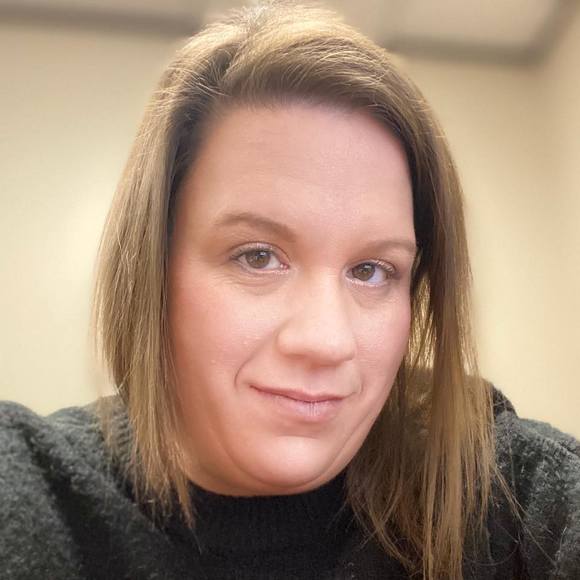 Profile Picture of Sarah James (@sarahbellejames) on Poshmark