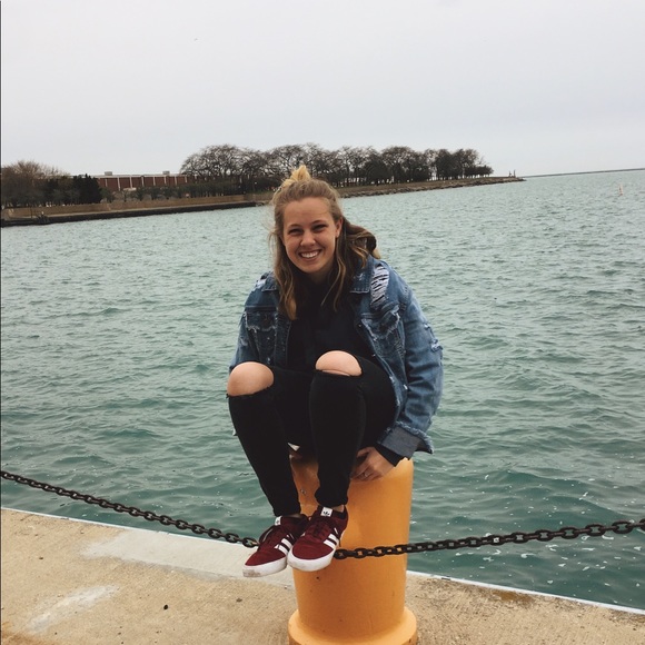 Profile Picture of Hannah Muehlenkamp (@hannahmueh12) on Poshmark