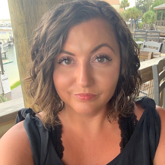 Profile Picture of Heather Albert (@swtpea482) on Poshmark