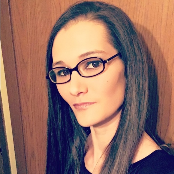 Profile Picture of Amanda Hanshaw (@akh1989) on Poshmark