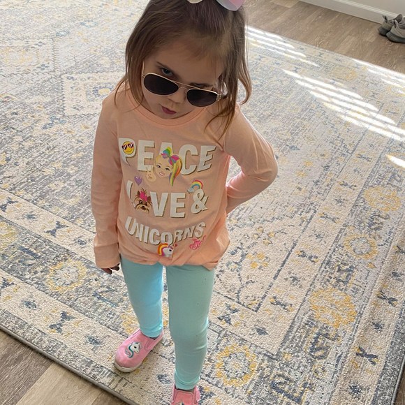 Profile Picture of Jennifer Wojciehowski (@jwojciehowski) on Poshmark