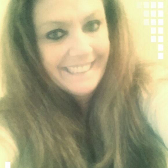 Profile Picture of Debra Killingsworth (@debraelizabeth) on Poshmark