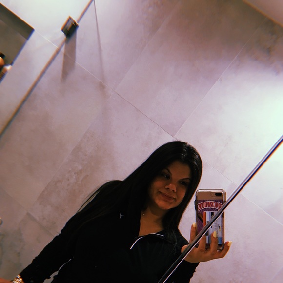 Profile Picture of Bella Lowell (@bellalowell) on Poshmark