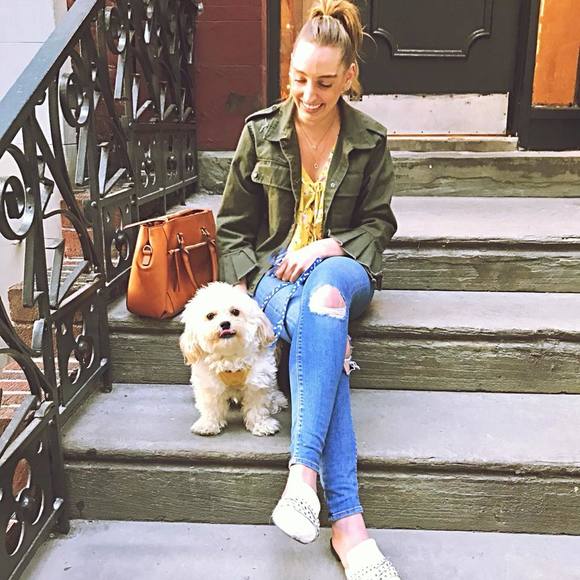 Profile Picture of Danielle Delligatti (@danidelligatti) on Poshmark