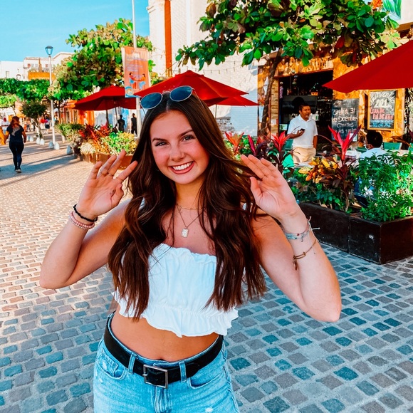 Profile Picture of Lauren Kanis (@laurenkanis) on Poshmark