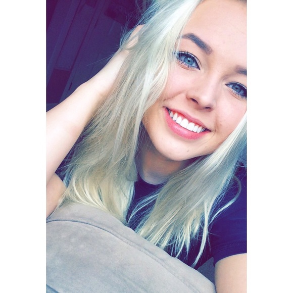 Profile Picture of Isabelle Hansen (@isabellehansen) on Poshmark