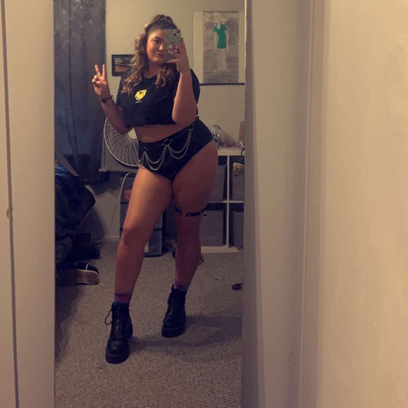 Profile Picture of Ashleigh Antell (@ashleigh_antell) on Poshmark