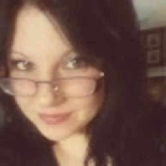 Profile Picture of Sarah Samuelson (@sarah_samuelson) on Poshmark
