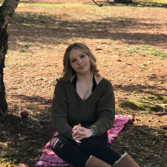 Profile Picture of Autumn Devisser (@ahd936) on Poshmark