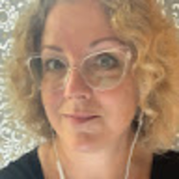 Profile Picture of Julia rosa Emslie (@jemslie) on Poshmark