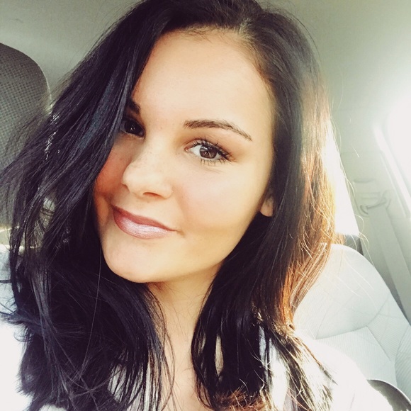 Profile Picture of Brooklyn Affolter (@brooklynaffolte) on Poshmark