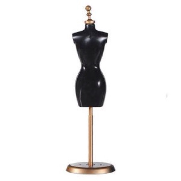 Profile Picture of Amaya Rulison (@fashionincluded) on Poshmark