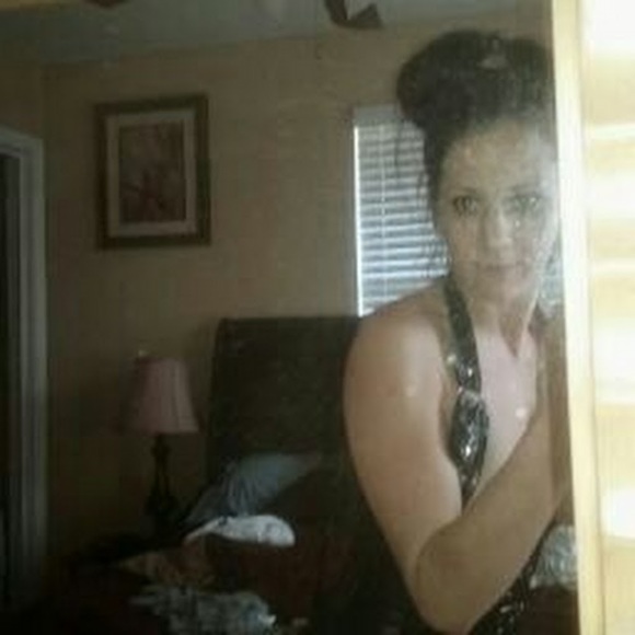 Profile Picture of Laura Colman (@nolashopper525) on Poshmark